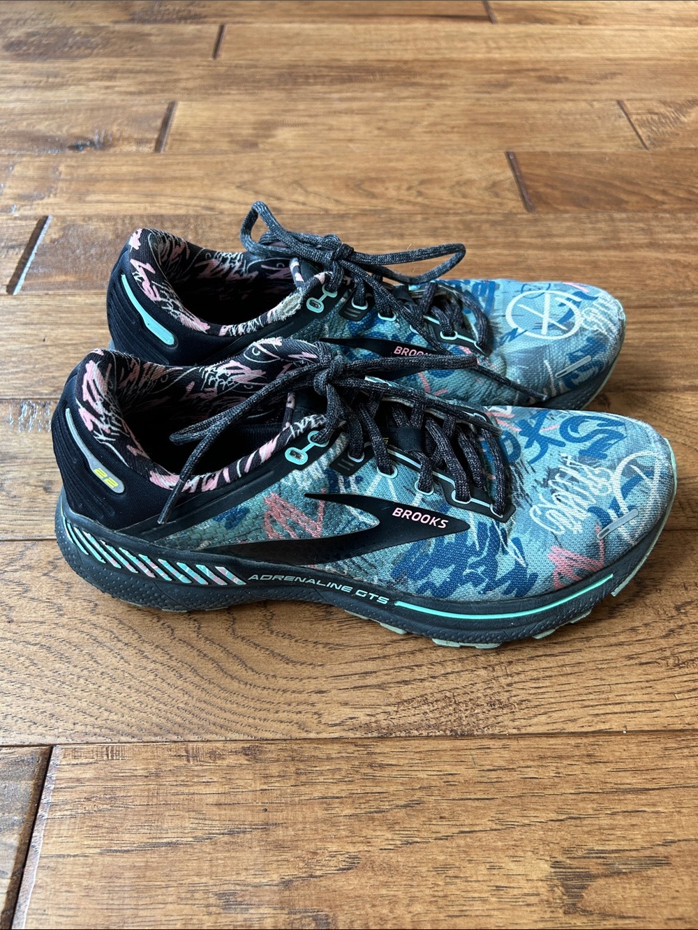 Brooks Adrenaline GTS 22 Cushioned Running Shoes Womens Size 9.5
